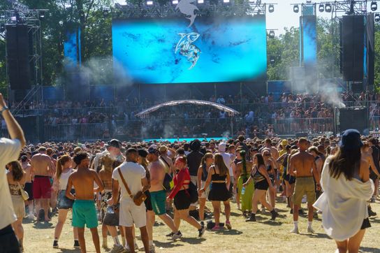 Tausende Besucher feierten beim WET Open Air im Sindelfinger Badezentrum.